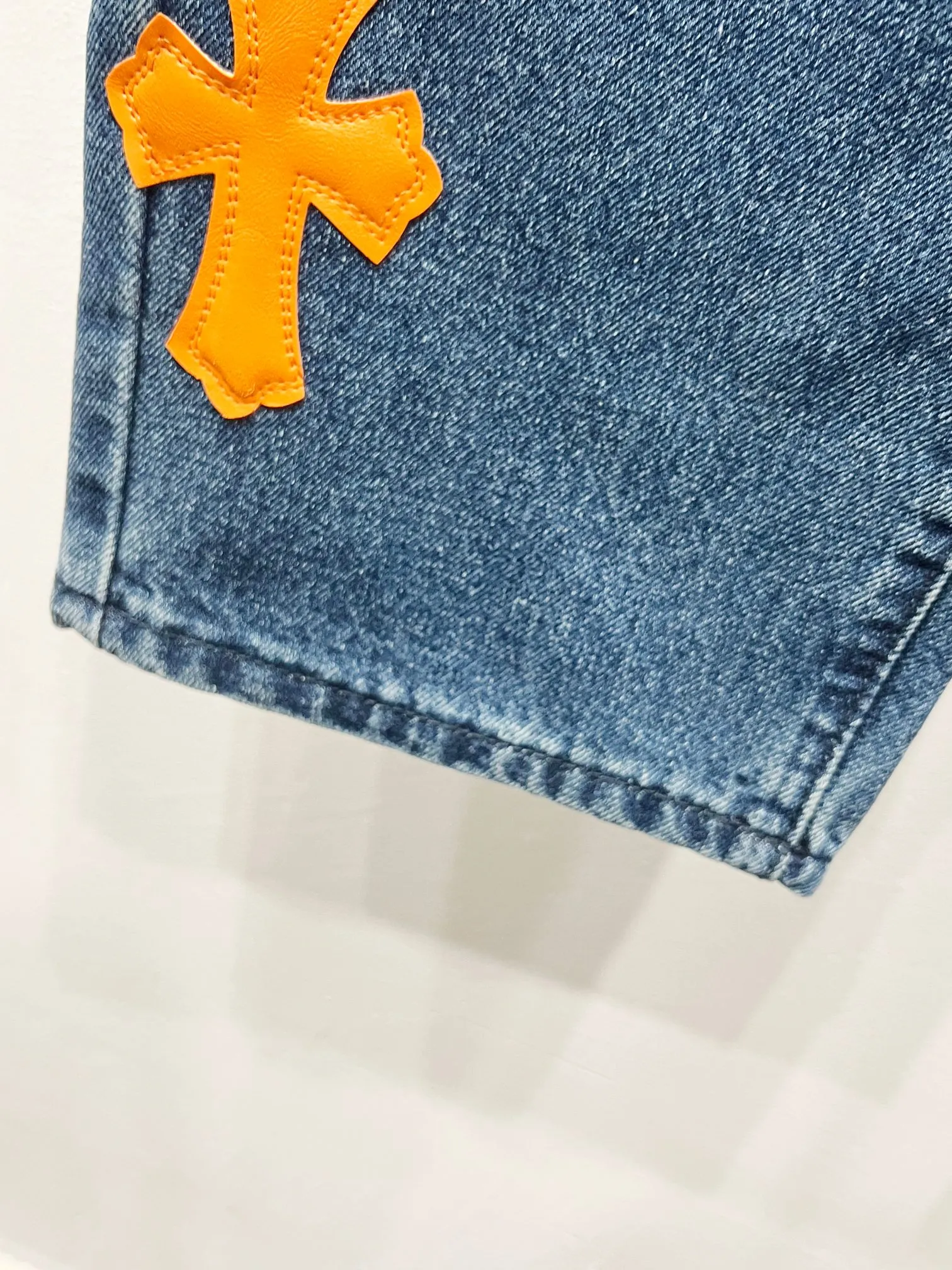 P260 Style Number: (c025) Chrome Heart & Chrome Heart Blue Pants Orange Peel Metal Cross Patch Leather Jeans ChromeHearts# Design Jeans Invincible Texture Ceiling-Level Jeans Hard to Find at the Counter‼ ️ Cross patchwork leather jeans, top-notch heavy-duty washing process, calfskin laser-cut cross, distressed silver hardware, straight version to make the upper body slimmer, that lesbian style Color: blue Size: 28-30-32-34-36